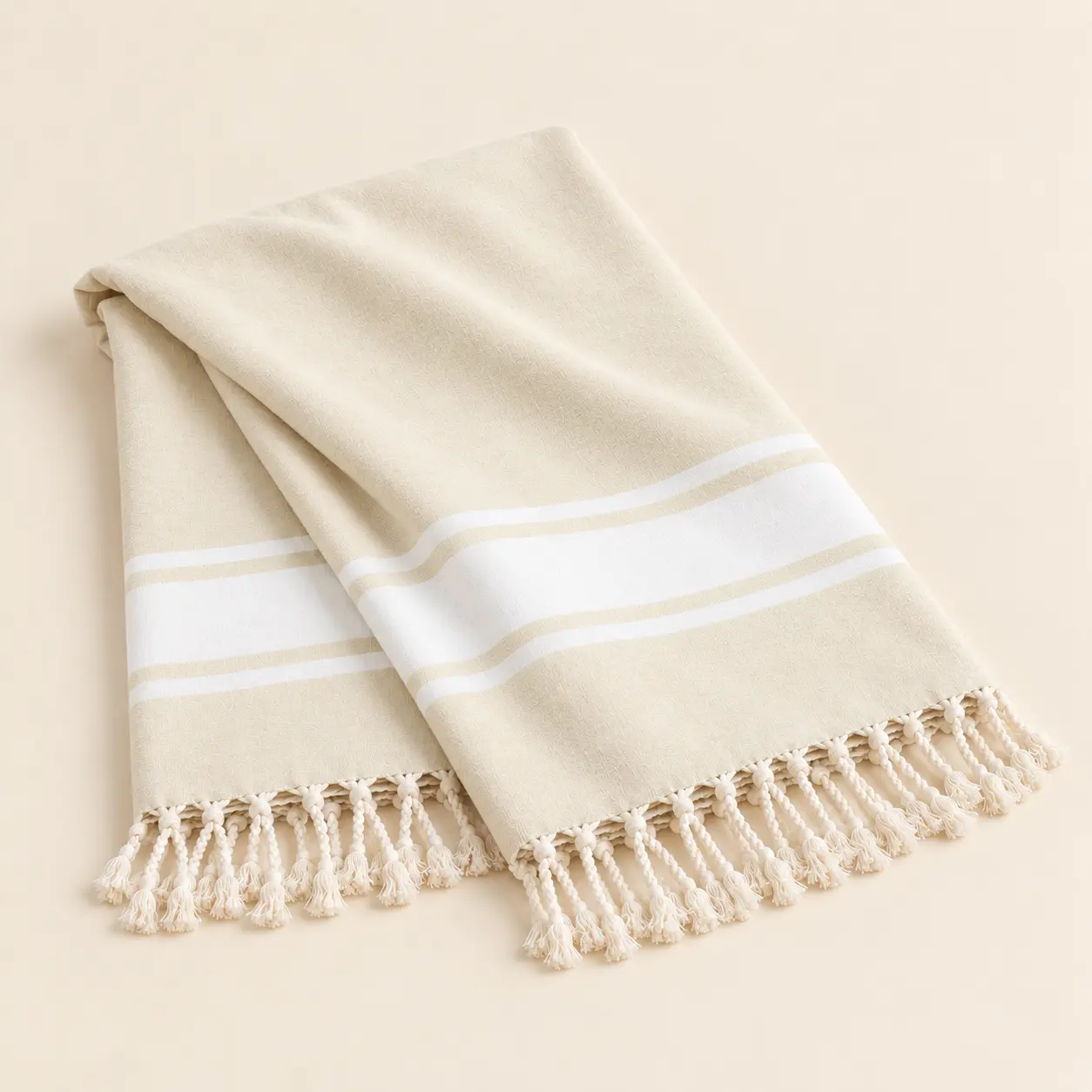 Family XXL Fouta in Natur, weich gefaltet mit weissem Endstreifen und Fransen