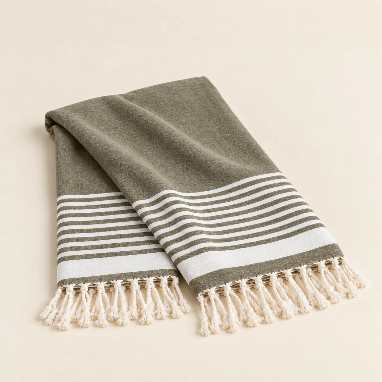 Riviera Stripe – Khaki, einmal weich gefaltet mit Fransen an beiden Enden