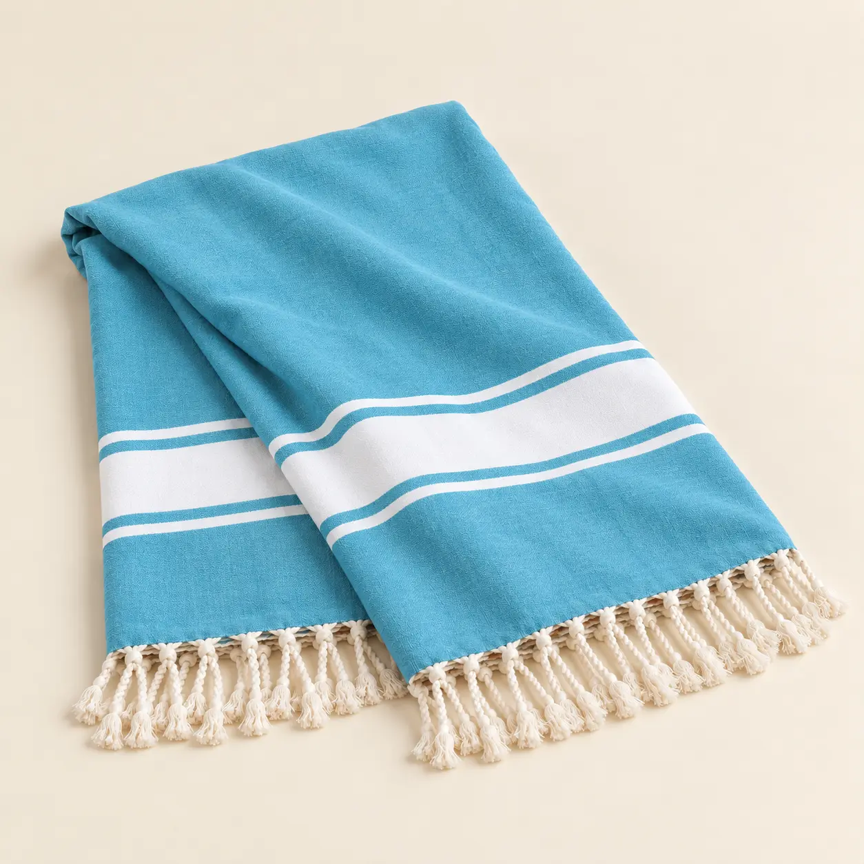 Coast Classic Fouta in Aquablau, einmal weich gefaltet mit Fransen an beiden Enden