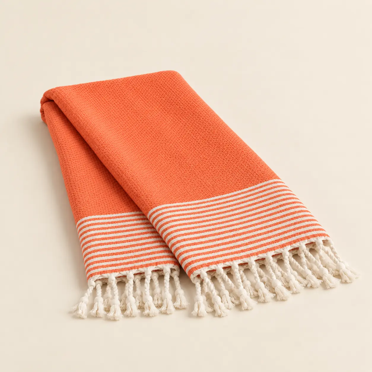 Dune Stripe in Korallorange – Waben-Fouta mit feinem Streifenabschluss und Fransen